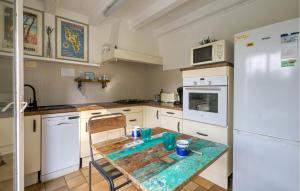 Maisons de vacances 3 Bedroom Stunning Home In Le Chateau-D-oleron : photos des chambres