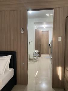 12 Minutes from Mall of Asia - Spacious Condo with Balcony & Hot Shower