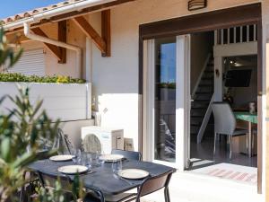 Villas Villa T2 avec mezzanine, Wi-Fi, climatisation, animaux admis, parking, pour 4 personnes - FR-1-409A-34 : photos des chambres