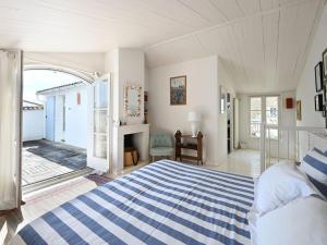 Maisons de vacances Maison de village charme central ile - FR-1-434-121 : photos des chambres