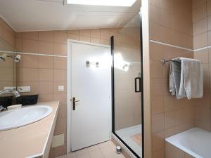 Maisons de vacances Maison de village charme central ile - FR-1-434-121 : photos des chambres