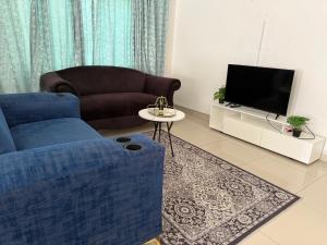 Cheerful home with aircon and fireplace