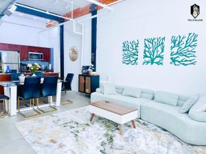 The Stallion #108 - Modern Spacious Loft in Downtown with free parking