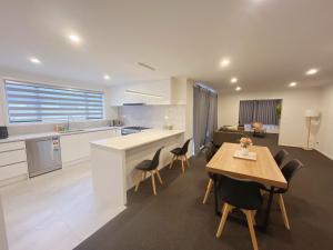 Rotorua Sunshine Brand New 4 Bedroom house - 4hvězdičkové hotely ve městě Rotorua