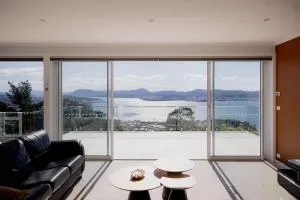 Modern Luxury & Sweeping Views in Sandy Bay - Taroona