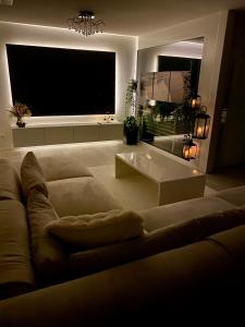 Moderne Wohnung mit Einrichtung