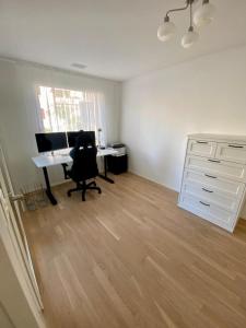 Moderne Wohnung mit Einrichtung