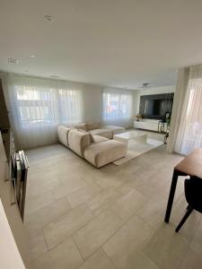 Moderne Wohnung mit Einrichtung