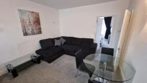 The Windmill, 4 bed close to Tesco Express - Burton Latimer