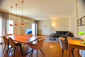 Athens stylish apt 2 min walk to the beach , tram