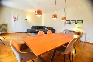 Athens stylish apt 2 min walk to the beach , tram