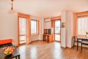 Roman Thermae, steps from the sea with free parking