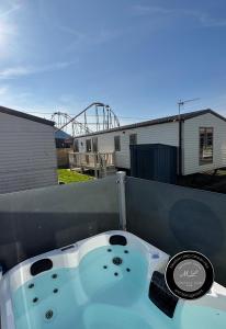 Sunnymede B6 with hot tub- Fantasy Island - pet friendly, WiFi, central heating - Meadow Lakes Caravan & Lodge Hire