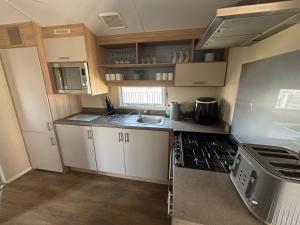 Sunnymede B6 with hot tub- Fantasy Island - pet friendly, WiFi, central heating - Meadow Lakes Caravan & Lodge Hire