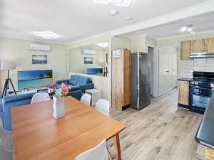 Charming 2-Bed Apartment with Bay Views