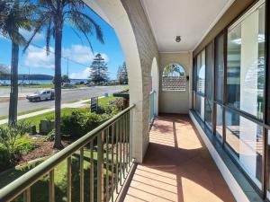 Charming 2-Bed Apartment with Bay Views