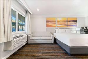 King Room with Mobility/Hearing Impaired Access - Non-Smoking room in Days Inn by Wyndham San Diego Hotel Circle
