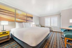 Premier King Room - Non-Smoking room in Days Inn by Wyndham San Diego Hotel Circle