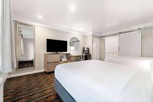 2 Queen Beds, Mobility/Hearing Impaired Accessible Premier Room, Non-Smoking room in Days Inn by Wyndham San Diego Hotel Circle