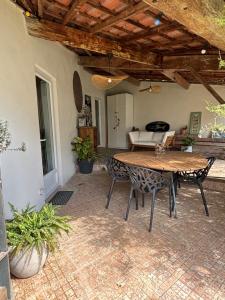 Charmante petite maison avec terrasse et jardin, proche tram