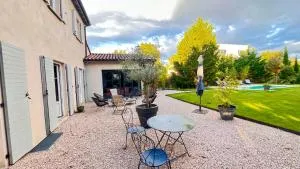 belle maison avec piscine dans un cadre verdoyant proche de Lyon - Dommartin