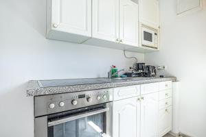 Cozy Central 11BR shared Stay with Garden Access & Terrace