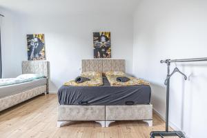 Cozy Central 11BR shared Stay with Garden Access & Terrace