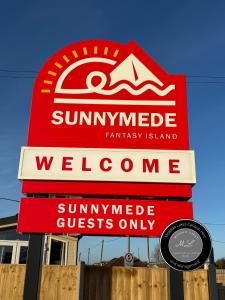 Sunnymede B6 with hot tub- Fantasy Island - pet friendly, WiFi, central heating - Meadow Lakes Caravan & Lodge Hire