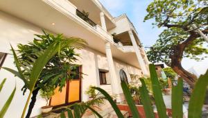 Hare Rama Hare Krishna - EESHA Hotel