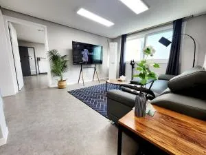 망원, 망리단길 인근 The Enough Home with Netflix - Susaek-tong