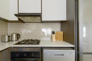 Chic & Cozy Apartment with Pool, Gym & Balcony - The Sandown