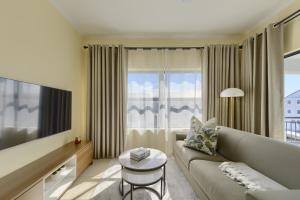 Chic & Cozy Apartment with Pool, Gym & Balcony - The Sandown