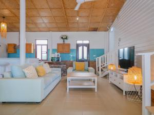 Beachfront Wooden House 3Br & Sunset Views