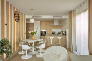 Vista del Mar, sunny penthouse