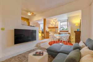 Before making a request, read my host profile at bottom of page # Small nest under rooftops - Heart of Paris