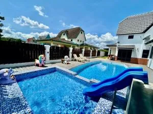 A Famosa Resort sunset 1075 villa 4 bathroom 6 bedroom karaoke bbq snooker - Kampong Dalong