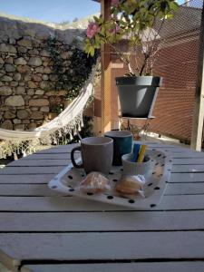 Maisons d'hotes Chambre terrasse et parking prives 400 m du marche VALLON : Chambre Double avec Salle de Bains Privative