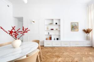 Royal Matejko Residence - Luxury 3 BR apartment in the Old Town