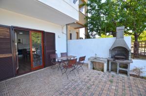 La Luna sa terasom i parkingom