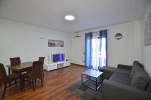 La Luna sa terasom i parkingom