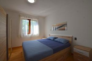 La Luna sa terasom i parkingom