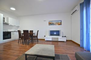 La Luna sa terasom i parkingom