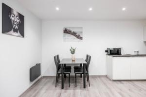 Central Minimalistic & Cozy Apartment on Joseph Boulevard