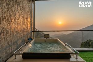 StayVista at Ridge of Twilight Luxury 4bhk with Jacuzzi, Bonfire, BBQ in Kasauli