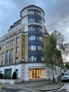 3 Bedrooms Apartment with security 24 hours - London