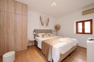 Central In Residence Split