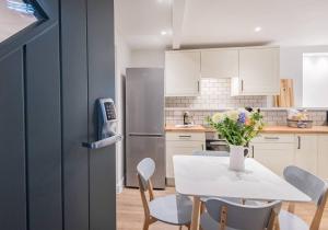 Carpenters Cottage - The Lakes!