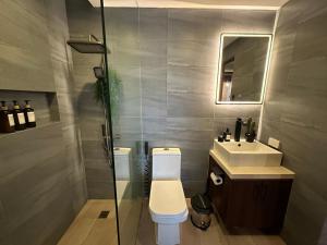 QLED 55 inch TV, 220 Mbps, Coffee Pods, King Bed 3 mins walking distance to LRT 2 station, 10 mins drive to Robinson Magnolia Mall