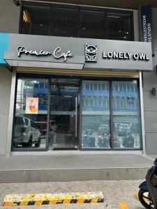 QLED 55 inch TV, 220 Mbps, Coffee Pods, King Bed 3 mins walking distance to LRT 2 station, 10 mins drive to Robinson Magnolia Mall