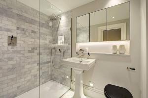 Stunning-Hyde Park- 2Bed-2Bath Luxury Single Level